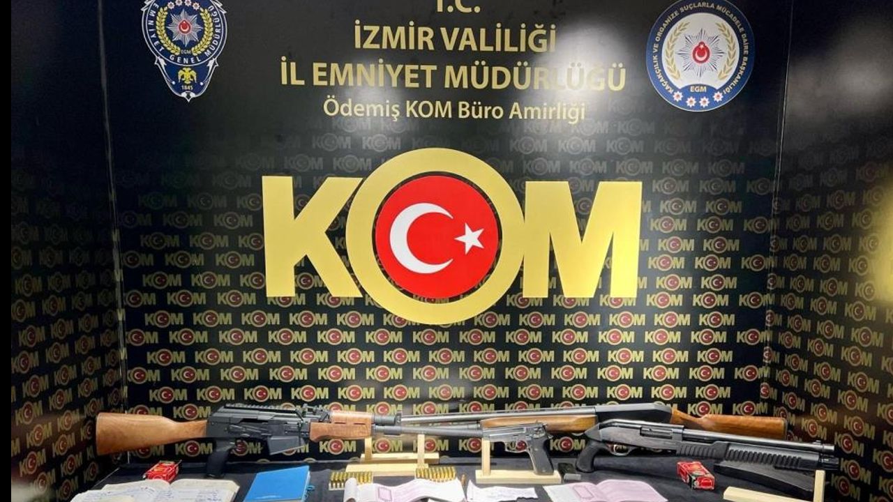 İzmir&#039;de 11 adrese eş zamanlı &#039;tefecilik&#039; operasyonu: 5 kişi gözaltına alındı