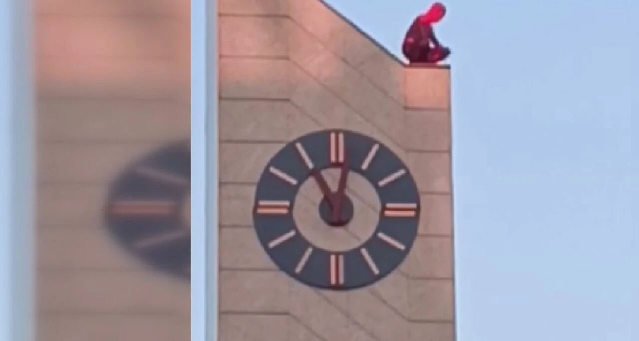 Kandil gecesi camii cemaatini şaşkına çeviren Spiderman!