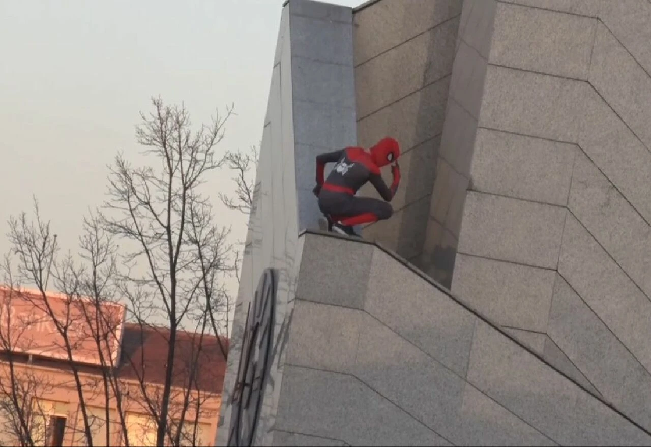 Kandil gecesi camii cemaatini şaşkına çeviren Spiderman!