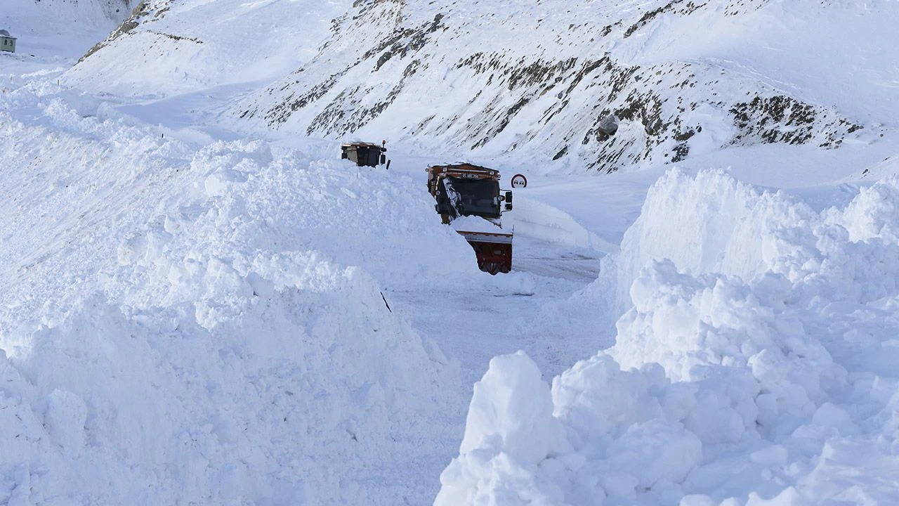 Karla kaplanan yolu açmaya çalışıyorlardı! Bir anda çığ düştü
