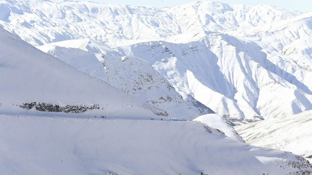 Karla kaplanan yolu açmaya çalışıyorlardı! Bir anda çığ düştü