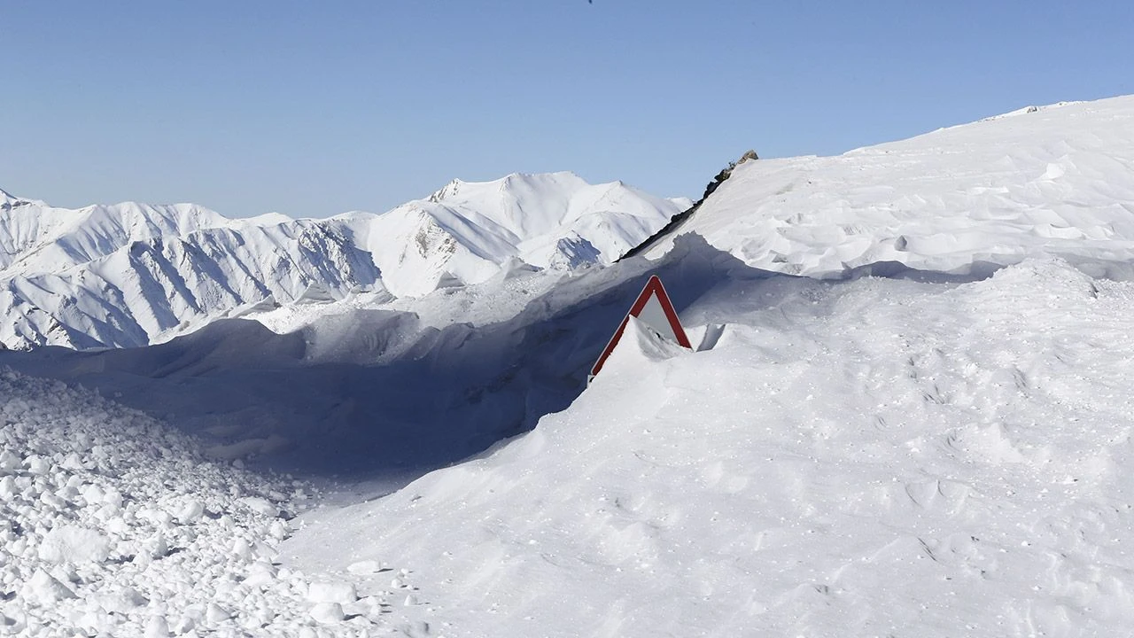 Karla kaplanan yolu açmaya çalışıyorlardı! Bir anda çığ düştü