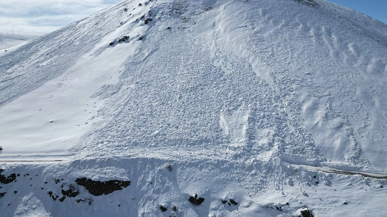 Karla kaplanan yolu açmaya çalışıyorlardı! Bir anda çığ düştü