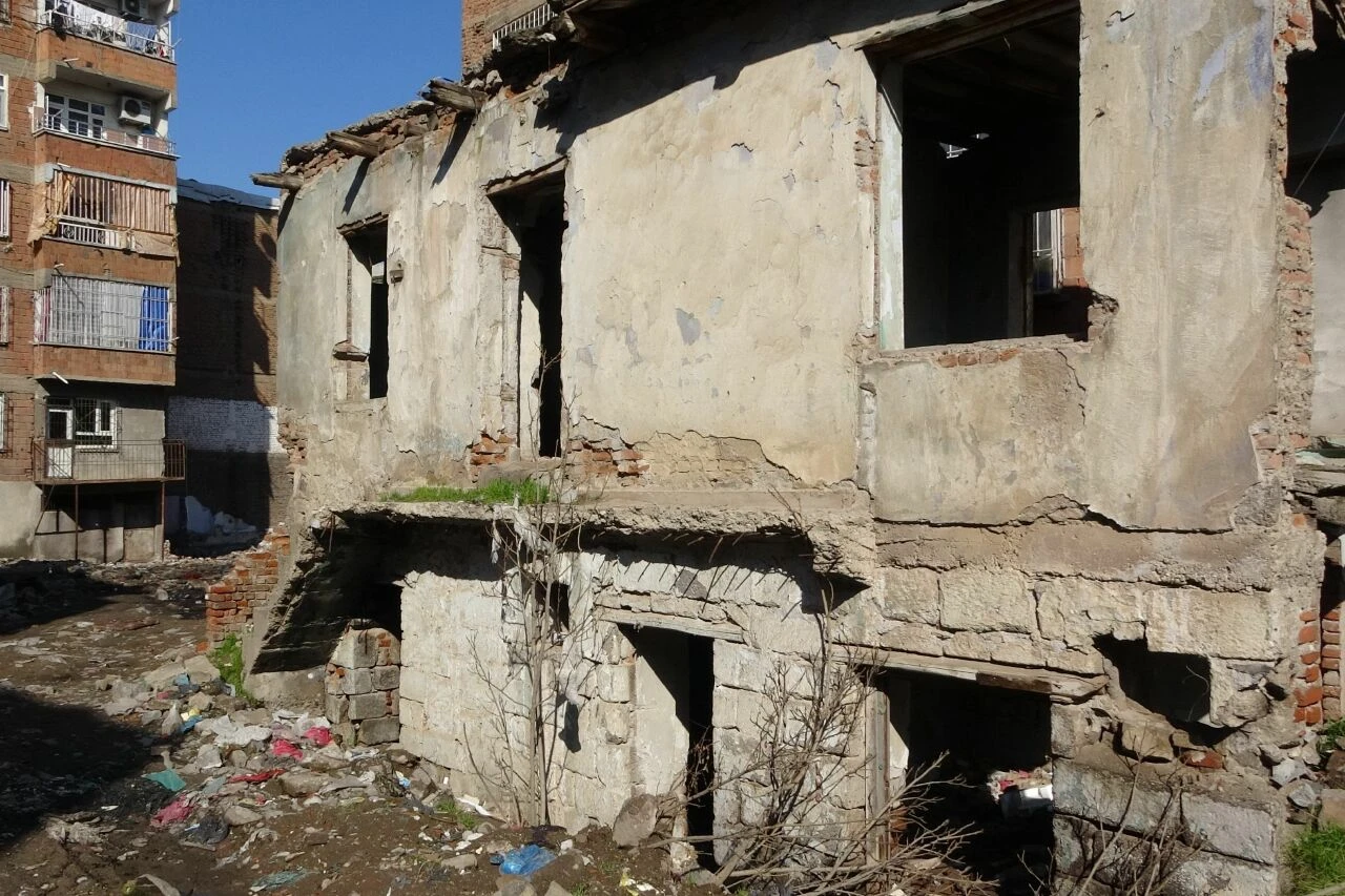 Poşeti açtığında gözlerine inanamadı! Kanlı beze sarılı bebek titriyordu