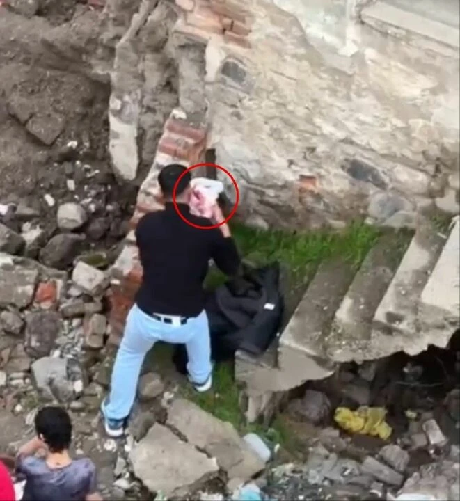 Poşeti açtığında gözlerine inanamadı! Kanlı beze sarılı bebek titriyordu