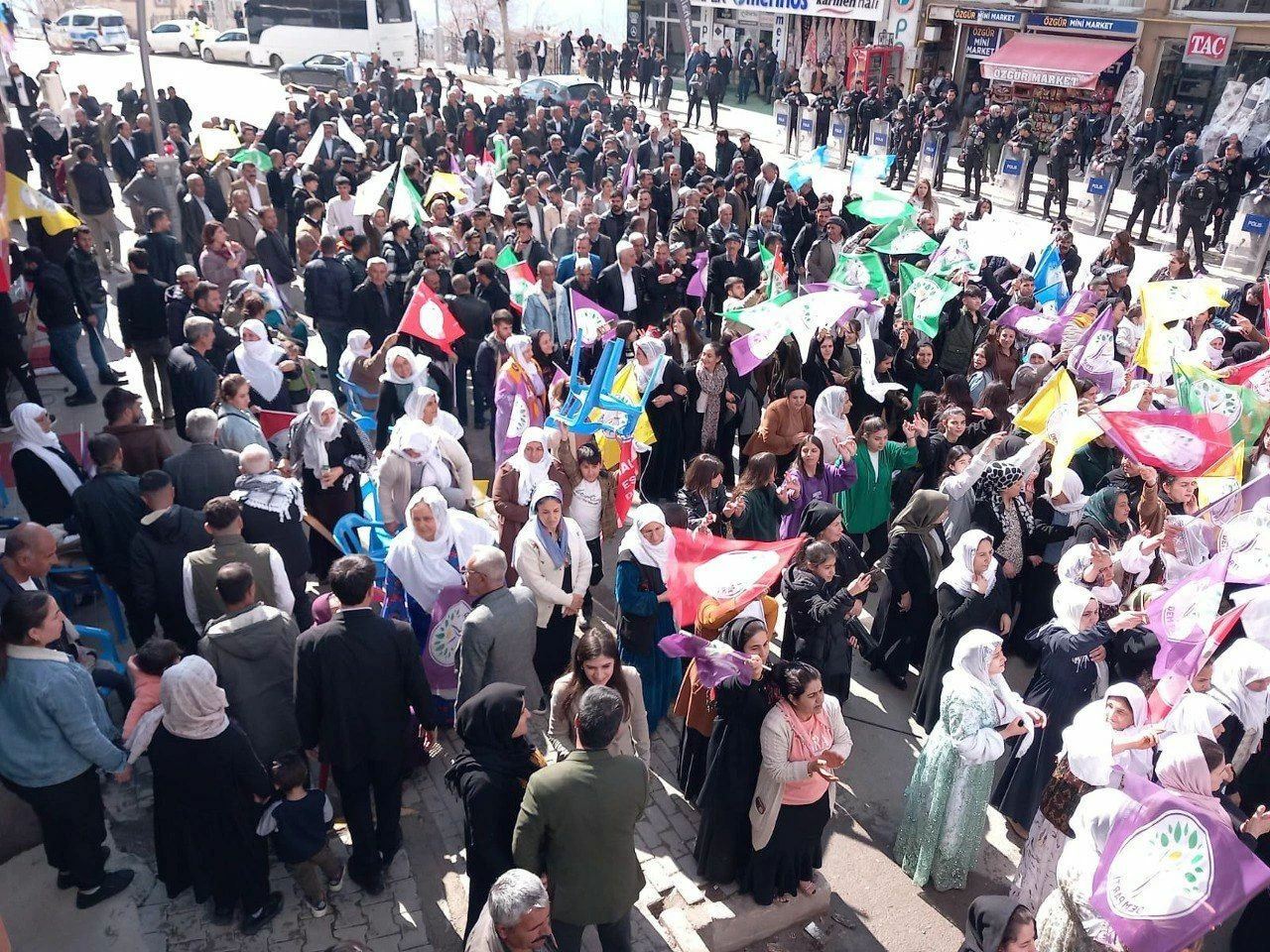 Son dakika: DEM Parti mitinginde terör propagandası: Çok sayıda gözaltı var - 2. Resim