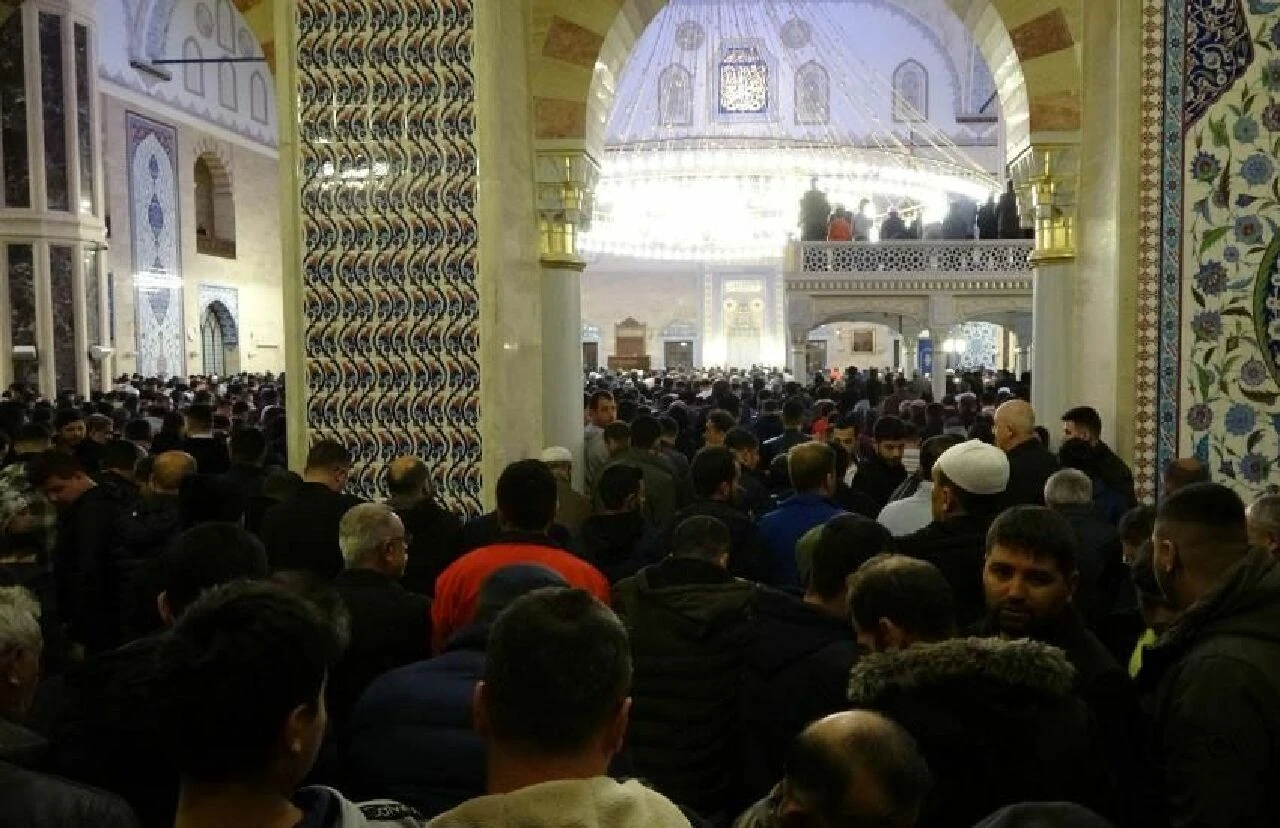 Yurt genelinde kandil coşkusu: Günahlardan beraatin gecesi