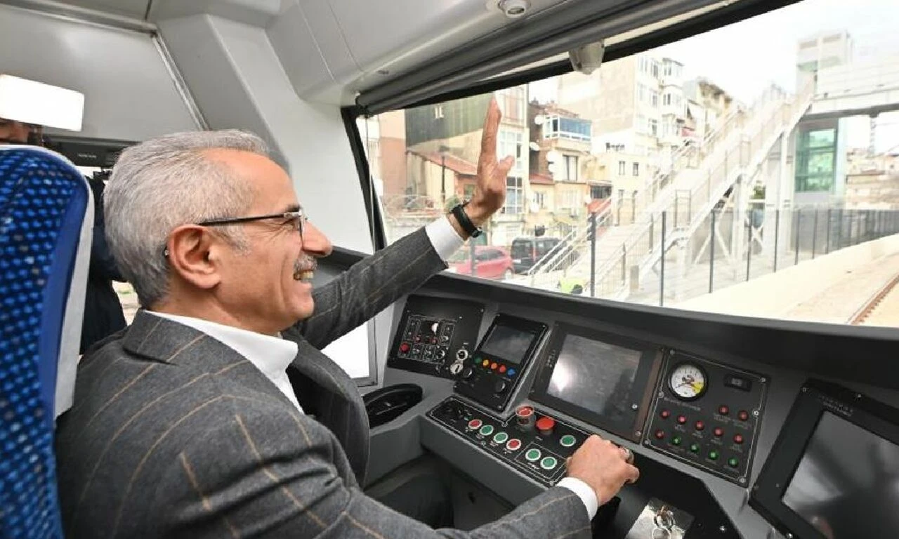 Bakan Uraloğlu da 'davet' polemiğe katıldı: Derdimiz İstanbul'a hizmet olmalı - 1. Resim