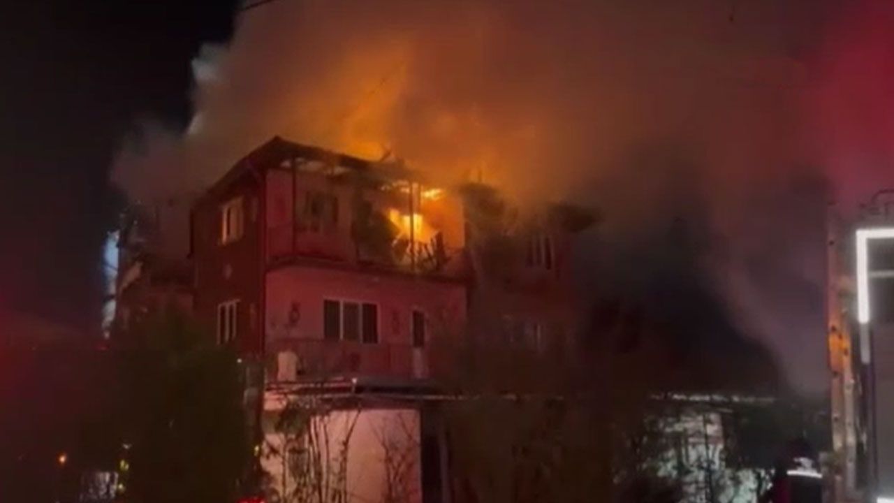 Burdur&#039;da yangın dehşeti! 3 katlı bina kül oldu