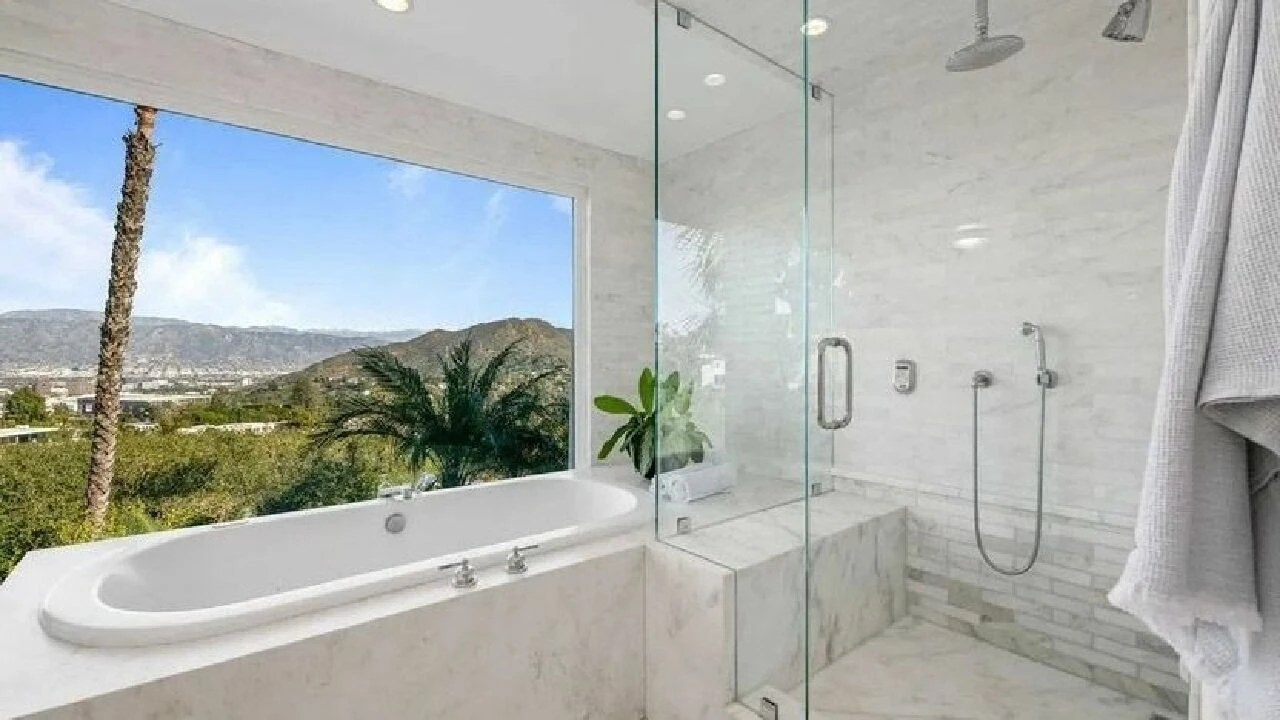 Şoke olacaksınız... İstanbul'daki apartman dairesi Charlize Theron'un Los Angeles'taki malikânesinden daha pahalı!