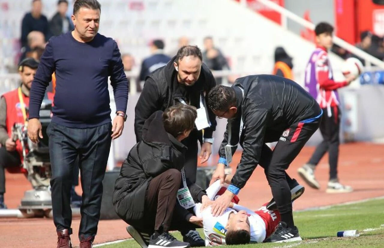 Son dakika! Süper Lig'de korkutan sakatlık! Ambulansla hastaneye kaldırıldı - 1. Resim