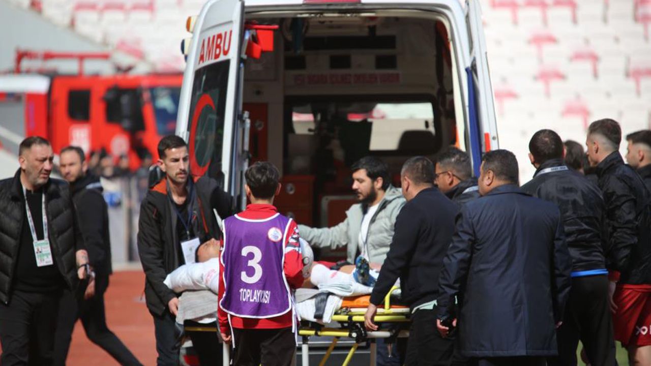 Son dakika! Süper Lig&#039;de korkutan sakatlık! Ambulansla hastaneye kaldırıldı