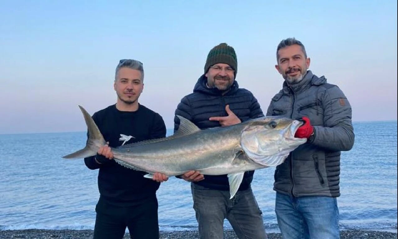 18 kiloluk balık tuttu, sevinci izleyenlerin yüzünü gülümsetti