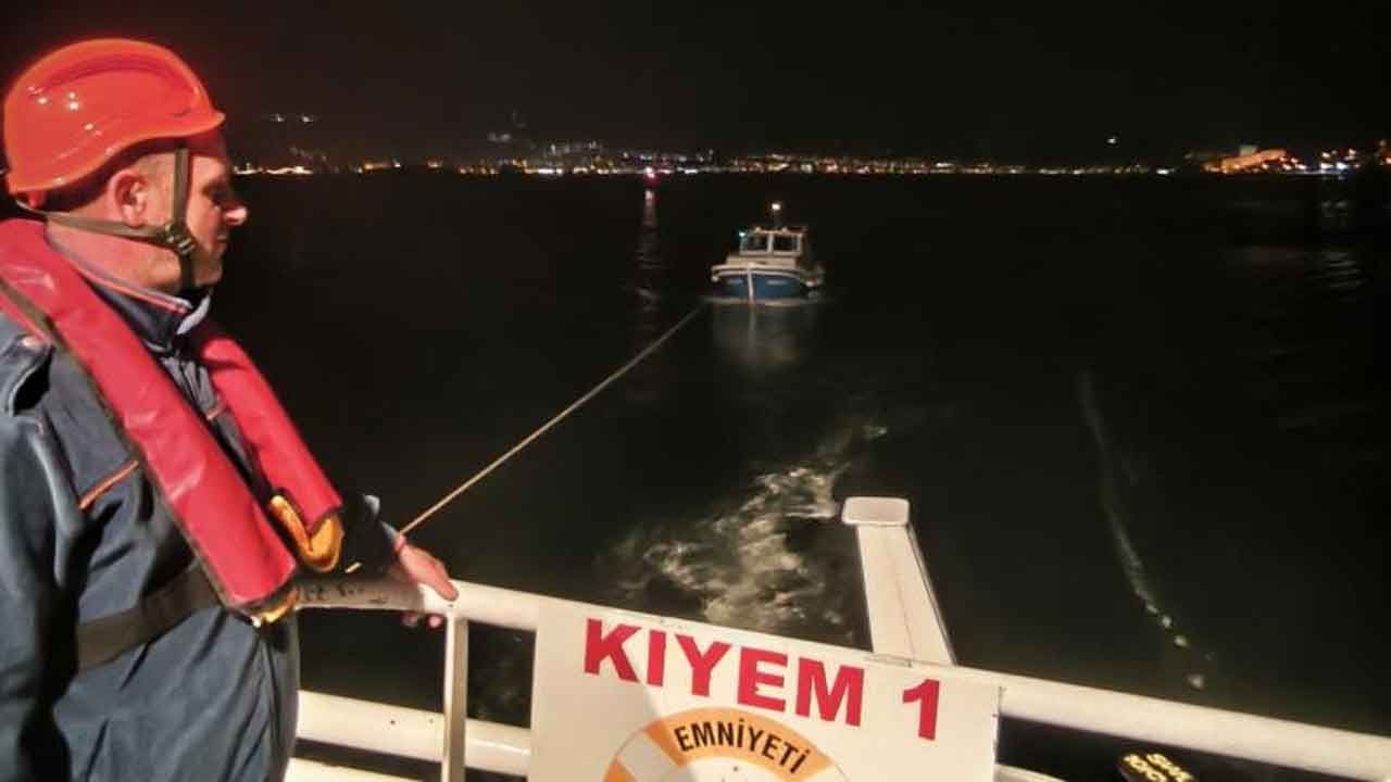 Çanakkale Boğazı&#039;nda sürüklenen tekne kurtarıldı