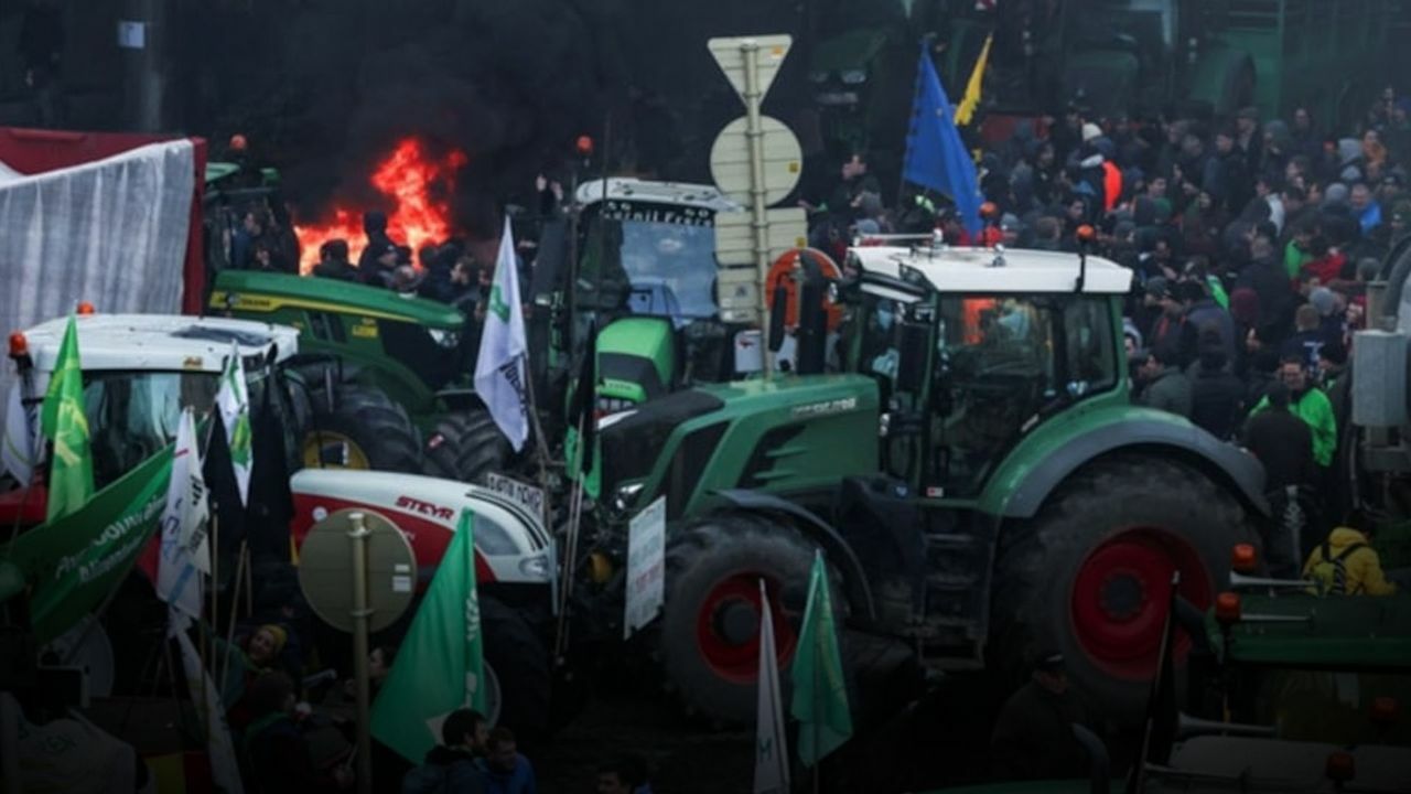 Çiftçi ayaklanmasına Belçika'dakiler de katıldı caddeleri alevler sardı