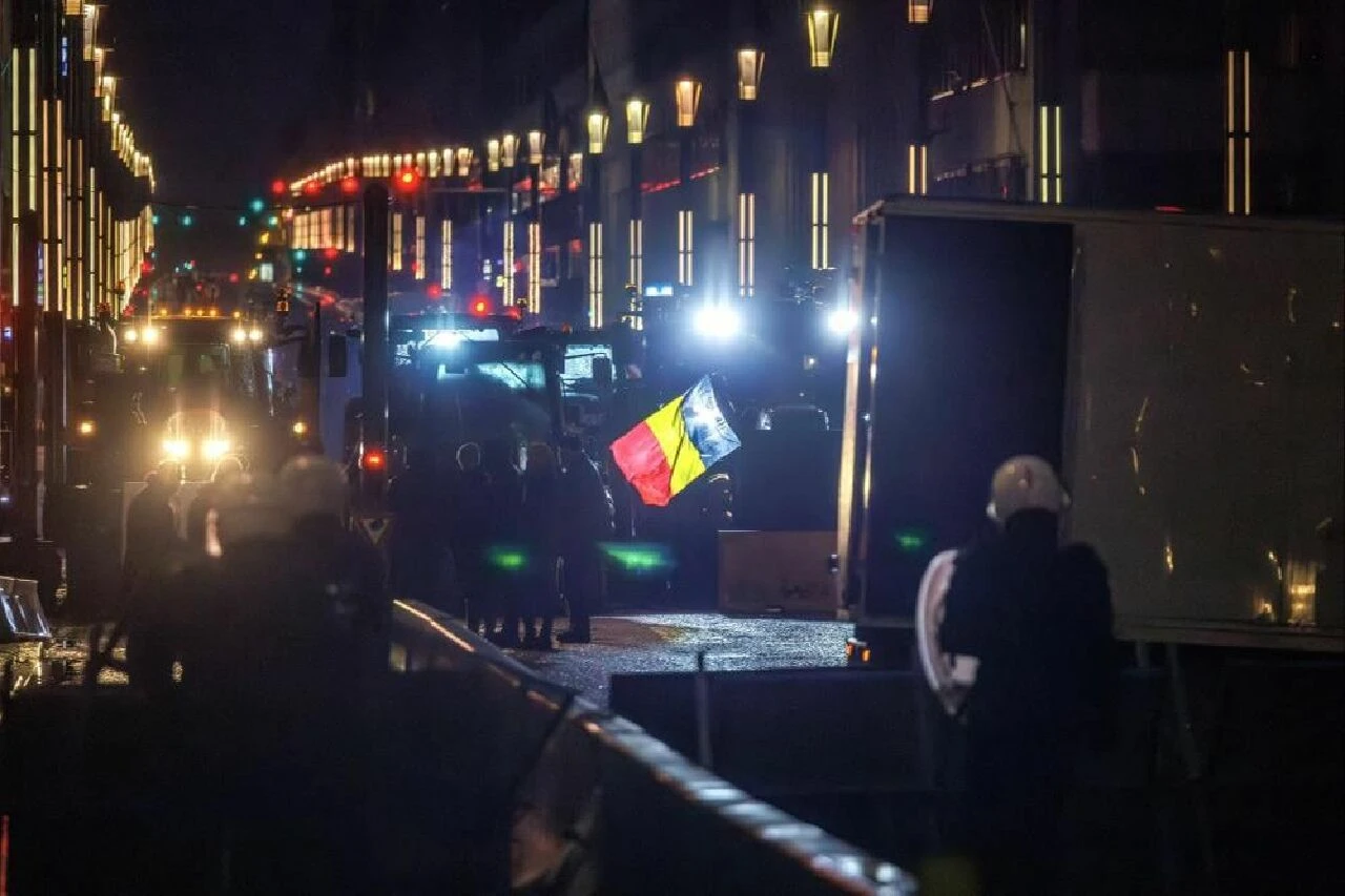 Çiftçi ayaklanmasına Belçika'dakiler de katıldı caddeleri alevler sardı - 2. Resim