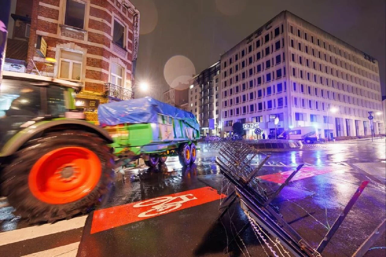 Çiftçi ayaklanmasına Belçika'dakiler de katıldı caddeleri alevler sardı - 1. Resim