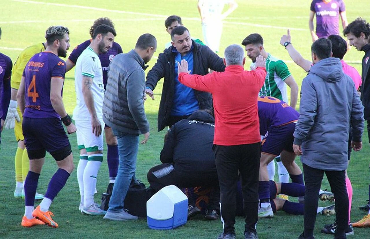 Dili boğazına kaçan futbolcu hastaneye kaldırıldı