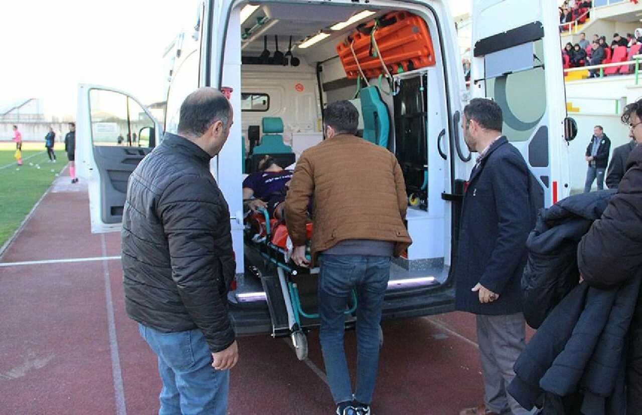 Dili boğazına kaçan futbolcu hastaneye kaldırıldı