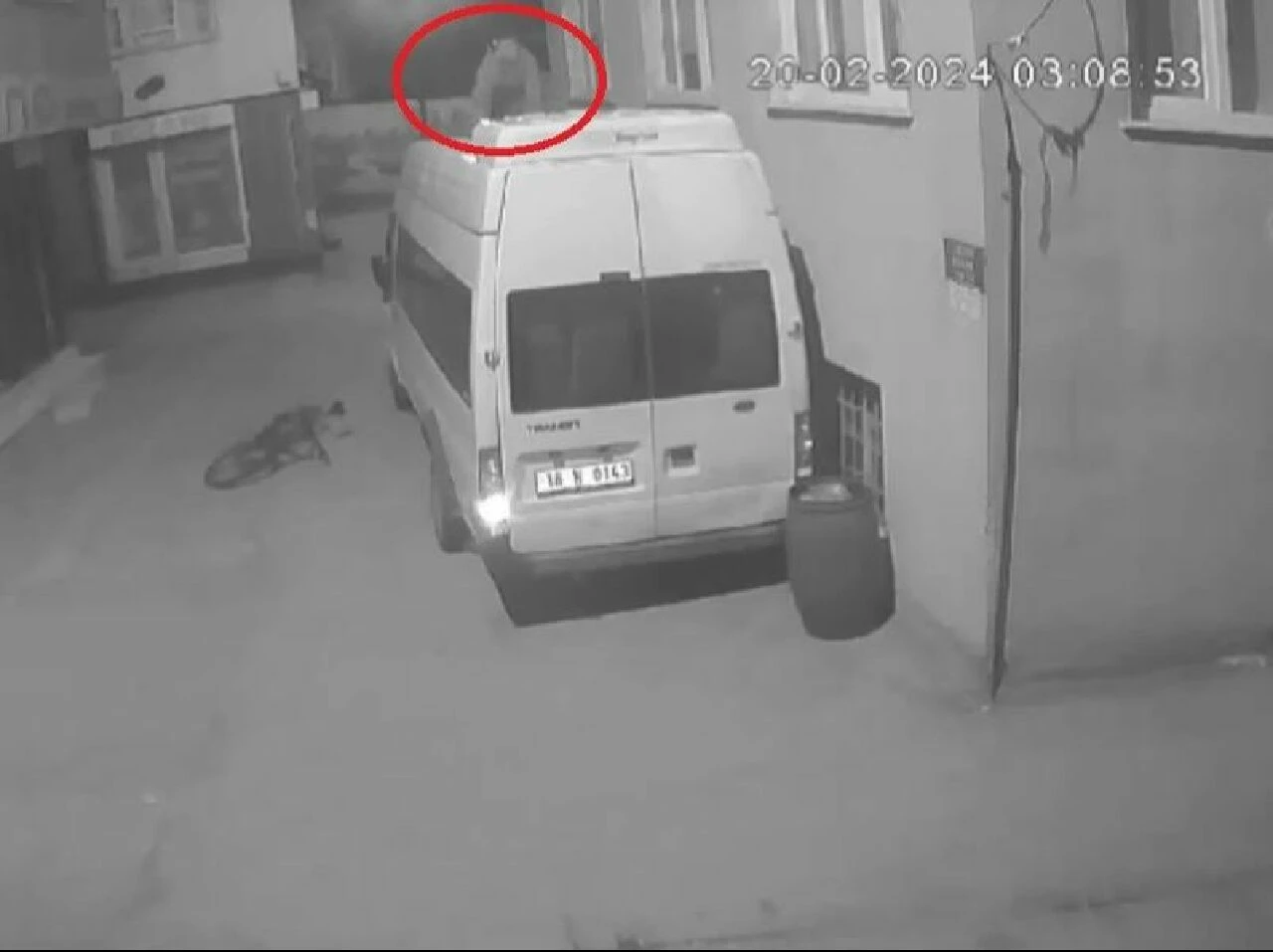 Düşe kalka hırsızlık! 3. kattaki montu çaldı, kaçarken kameraya yakalandı