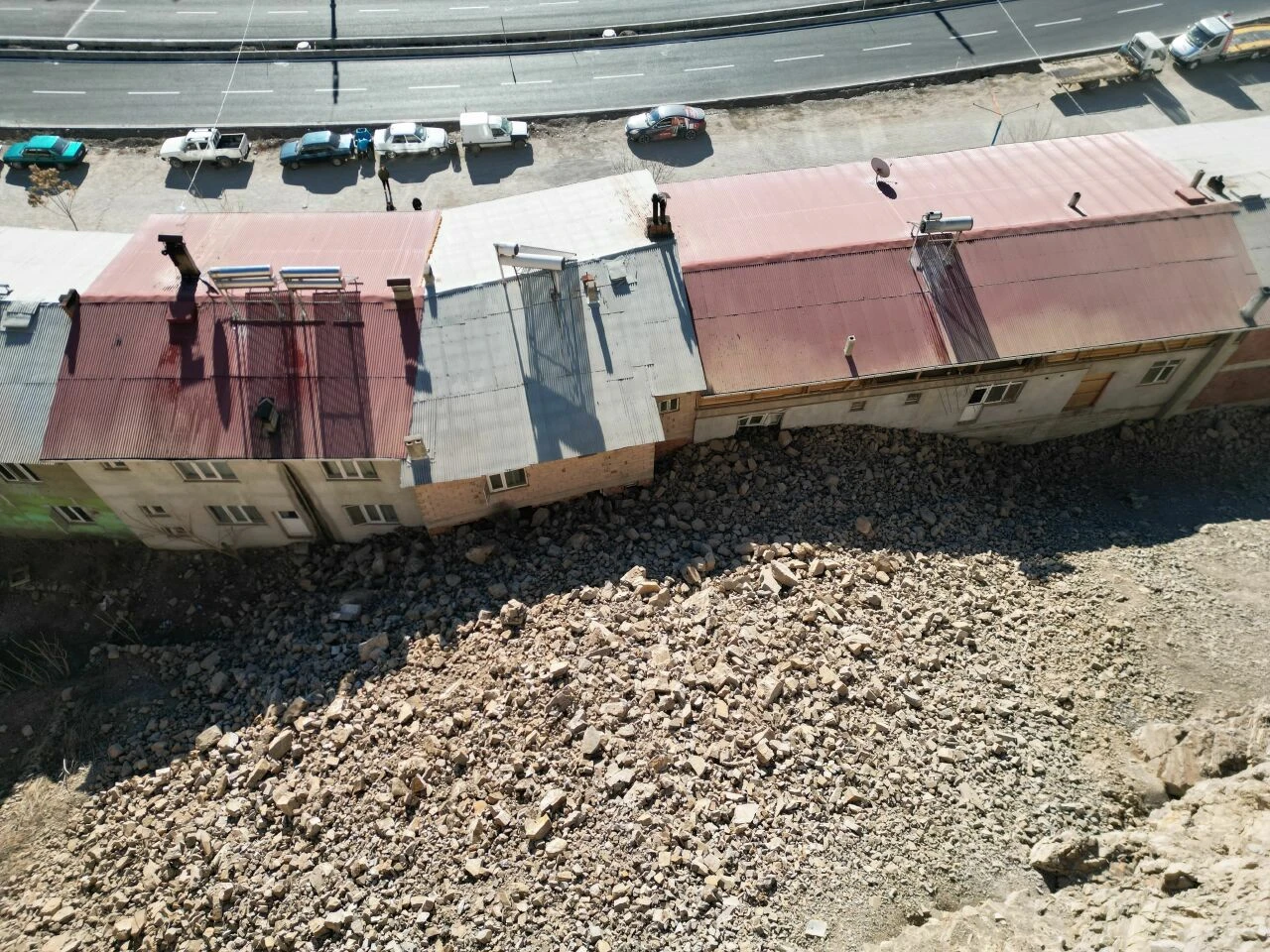 Erzurum Uzundere'de göçük: Onlarca ev ve iş yeri zarar gördü