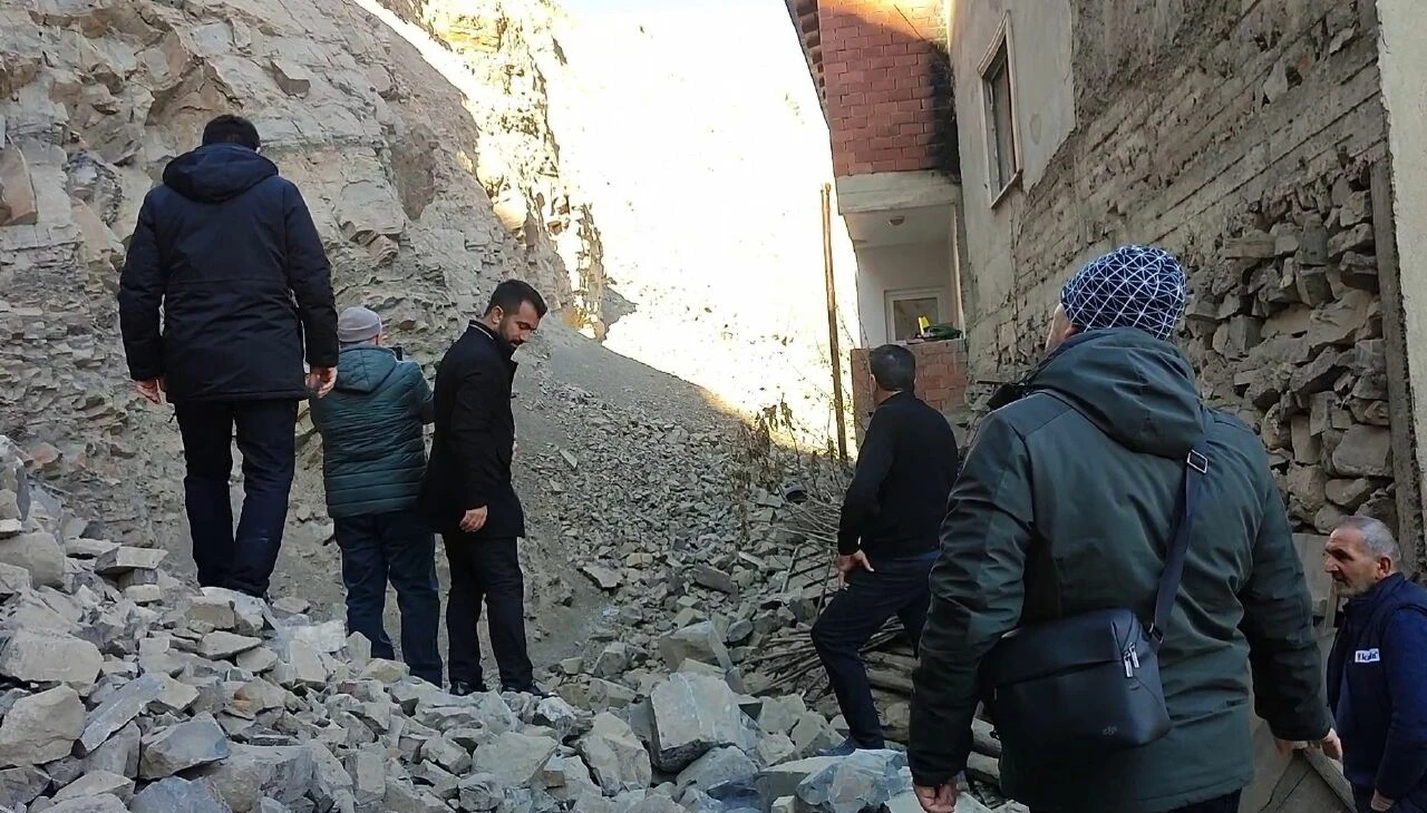 Erzurum Uzundere'de göçük: Onlarca ev ve iş yeri zarar gördü