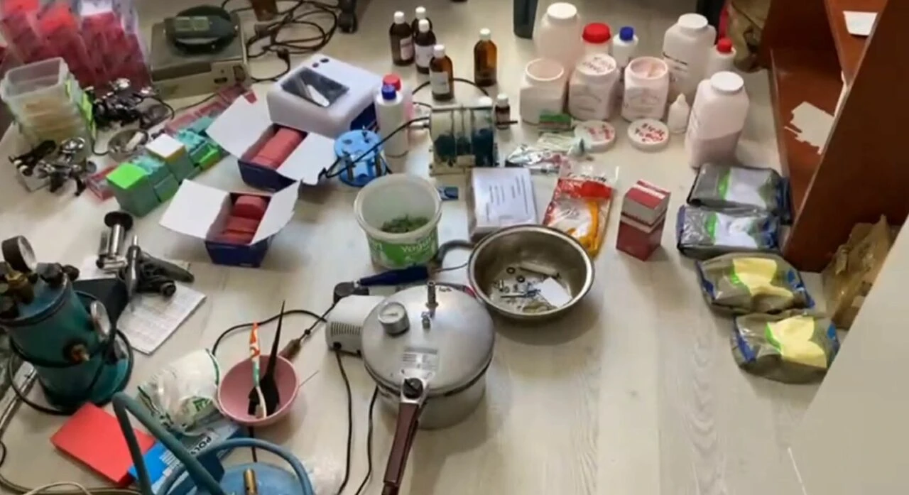 Evden çıkanlar herkesi şaşkına çevirdi! Sahte doktor suçüstü yakalandı - 1. Resim