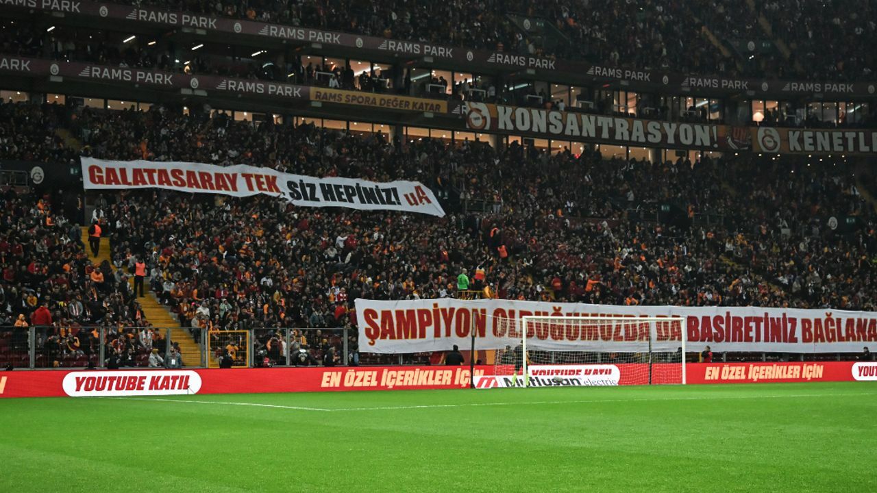 Galatasaray taraftarından maç başında sessiz protesto