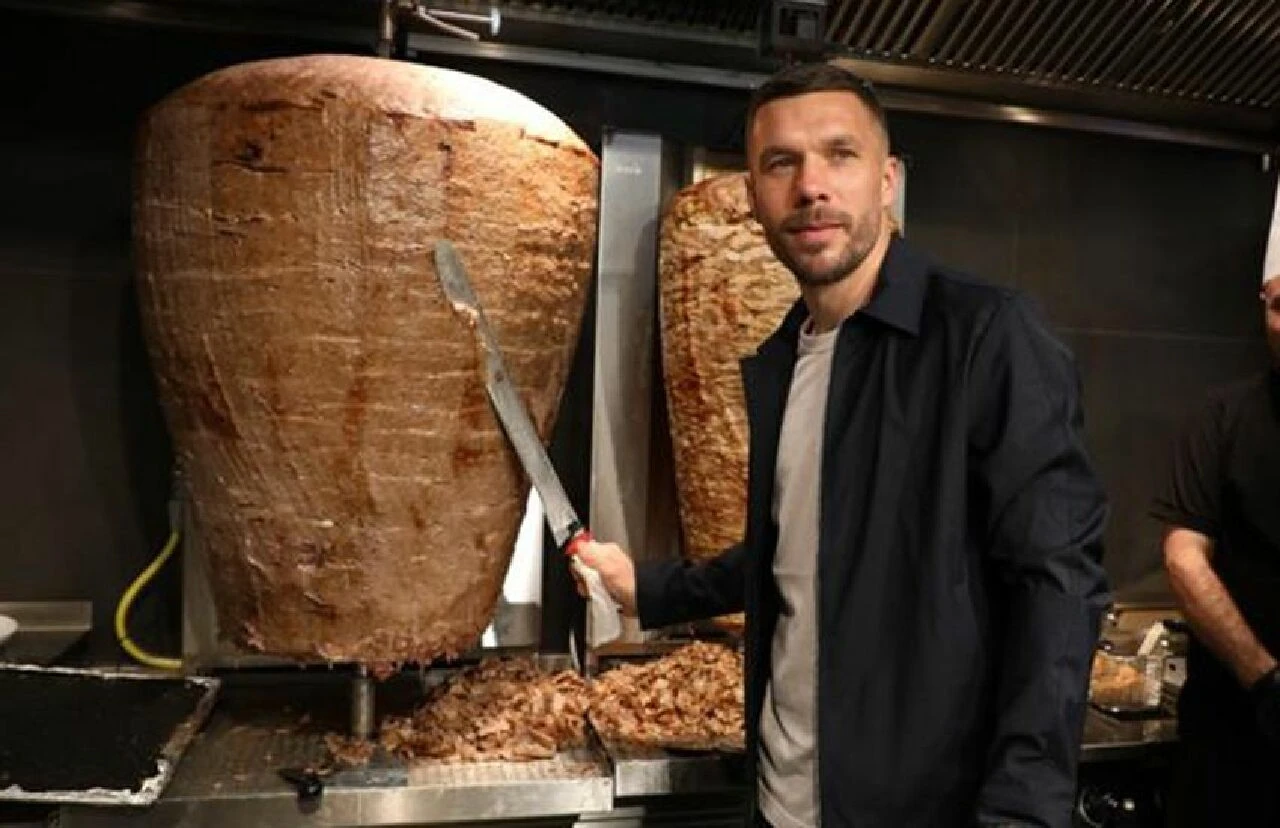 Lukas Podolski'nin dönerden kazandığı servet dudak uçuklattı - 1. Resim