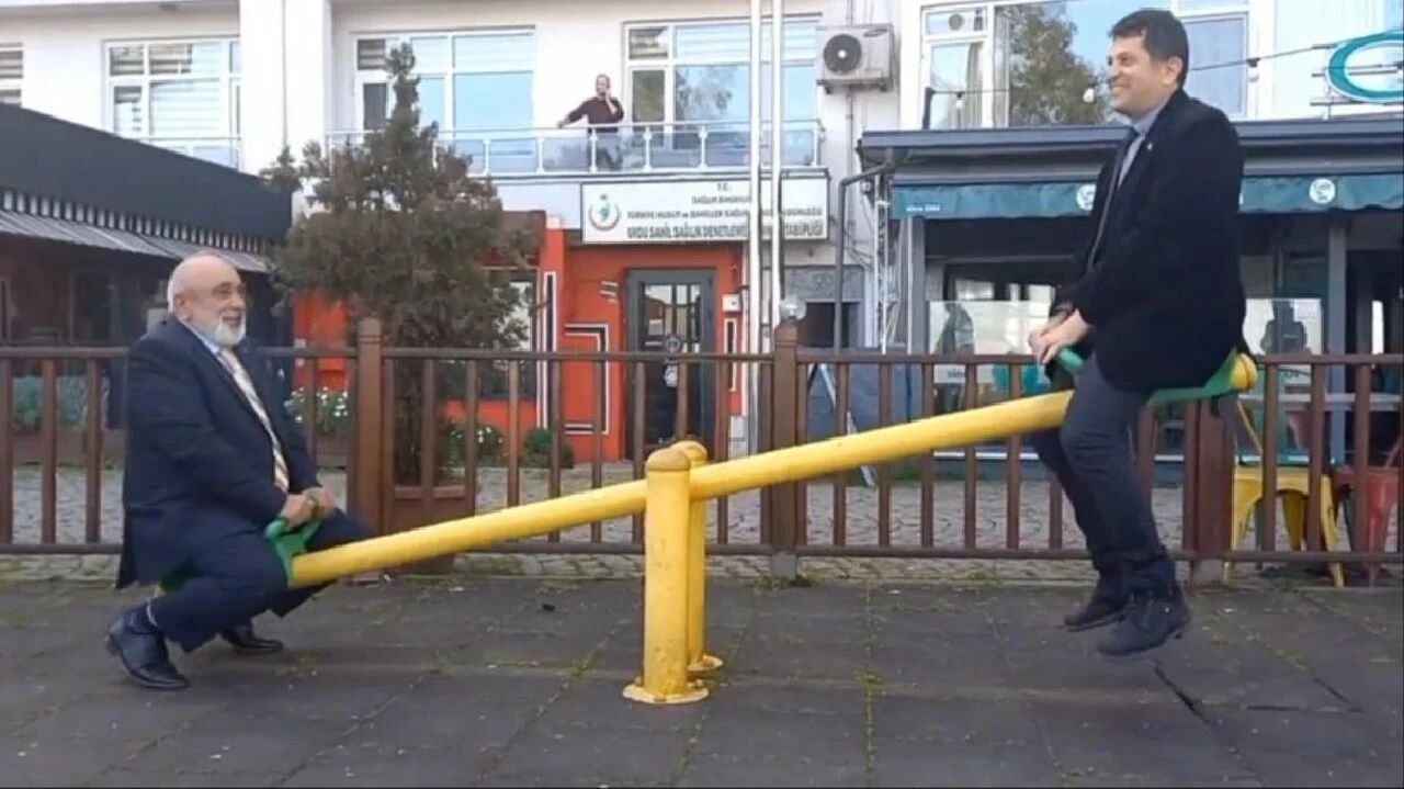 Rakip büyükşehir belediye başkan adaylarının tahteravalli görüntüleri viral oldu - 2. Resim