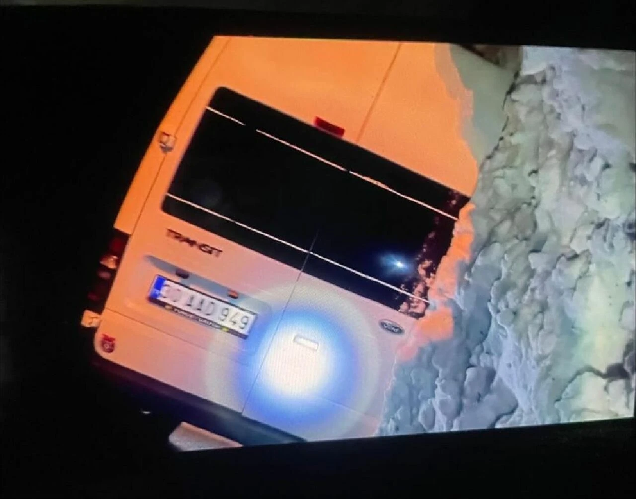 Van’da minibüsün üzerine çığ düştü: 1 ölü 12 yaralı