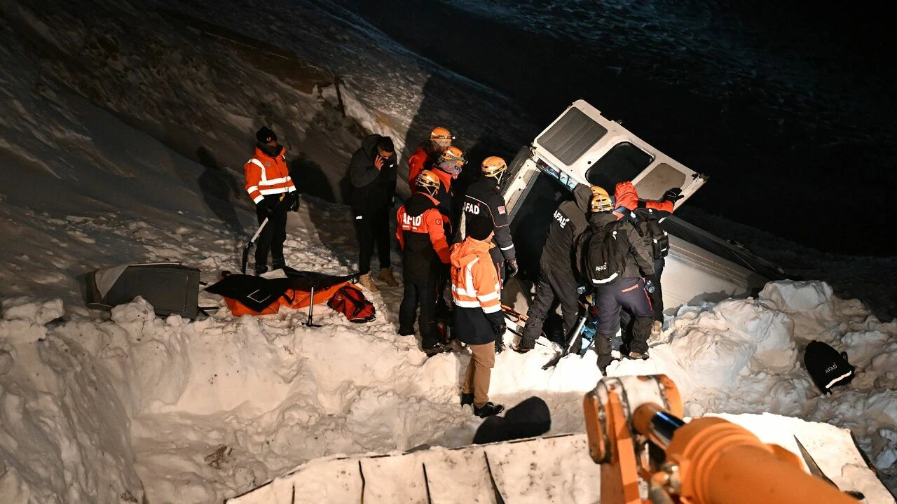 Van’da minibüsün üzerine çığ düştü: 1 ölü 12 yaralı