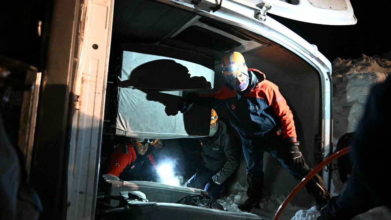 Van’da minibüsün üzerine çığ düştü: 1 ölü 12 yaralı