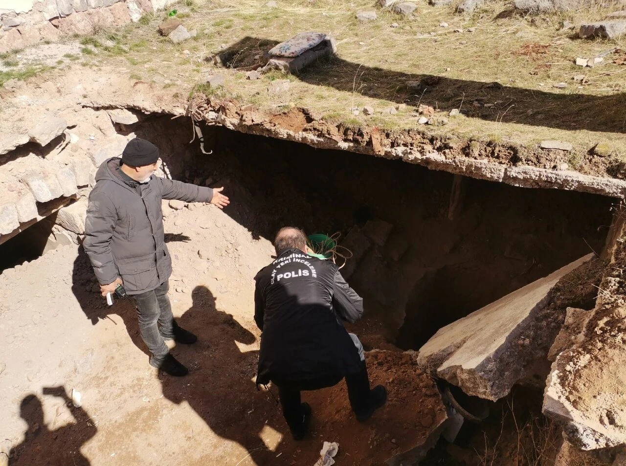 Tarihi kilisede define avı! 3 kişi suçüstü yakalandı