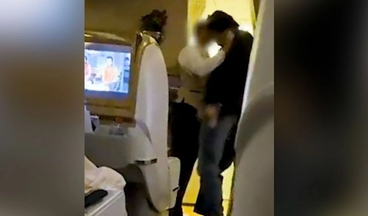 Uçakta gergin anlar! Görevliler yolcuyu koltuğa bağladılar