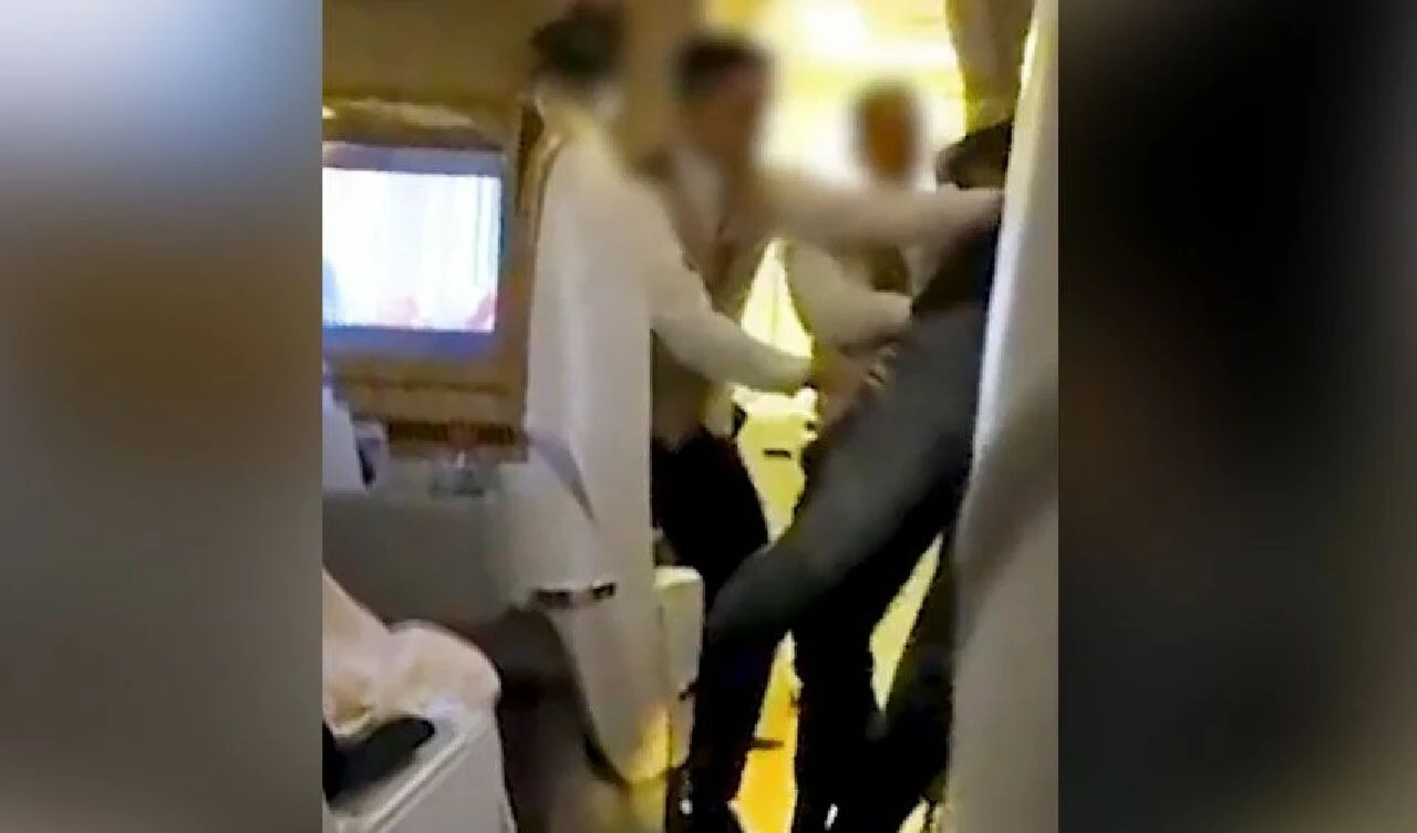 Uçakta gergin anlar! Görevliler yolcuyu koltuğa bağladılar