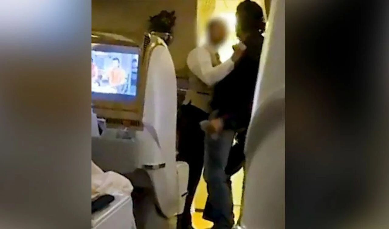 Uçakta gergin anlar! Görevliler yolcuyu koltuğa bağladılar