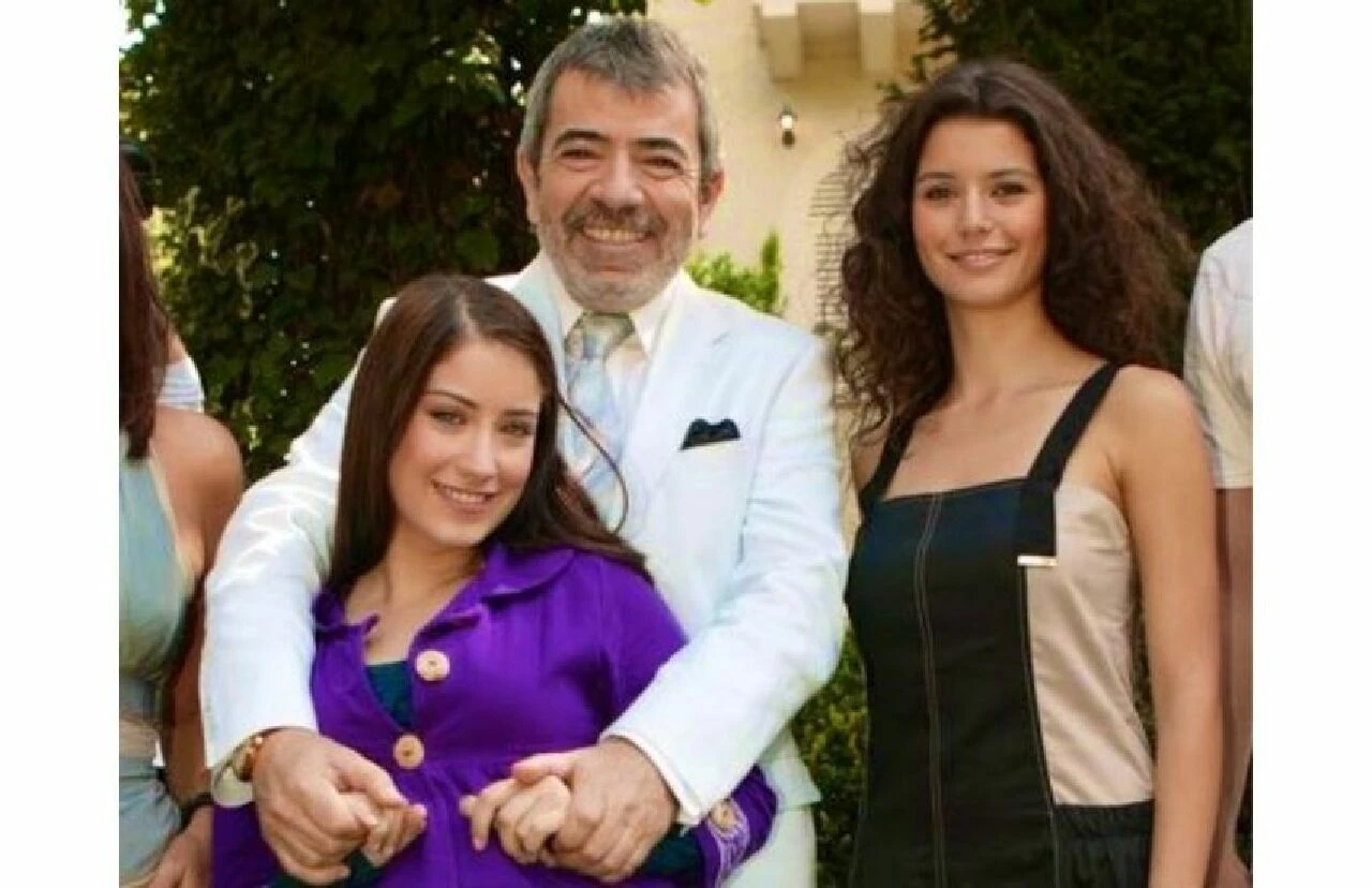 Aşk-ı Memnu ekibi yıllar sonra bir arada! Nihal ve Bihter’i yan yana görenler esprileri patlattı - 2. Resim