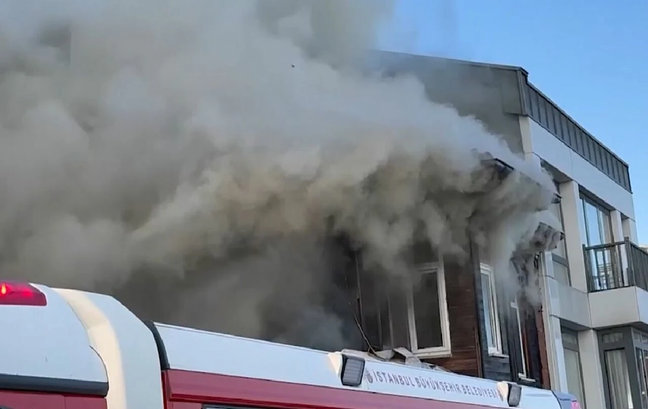 Beyoğlu'nda tarihi evde yangın! Alevler gökyüzüne yükseldi