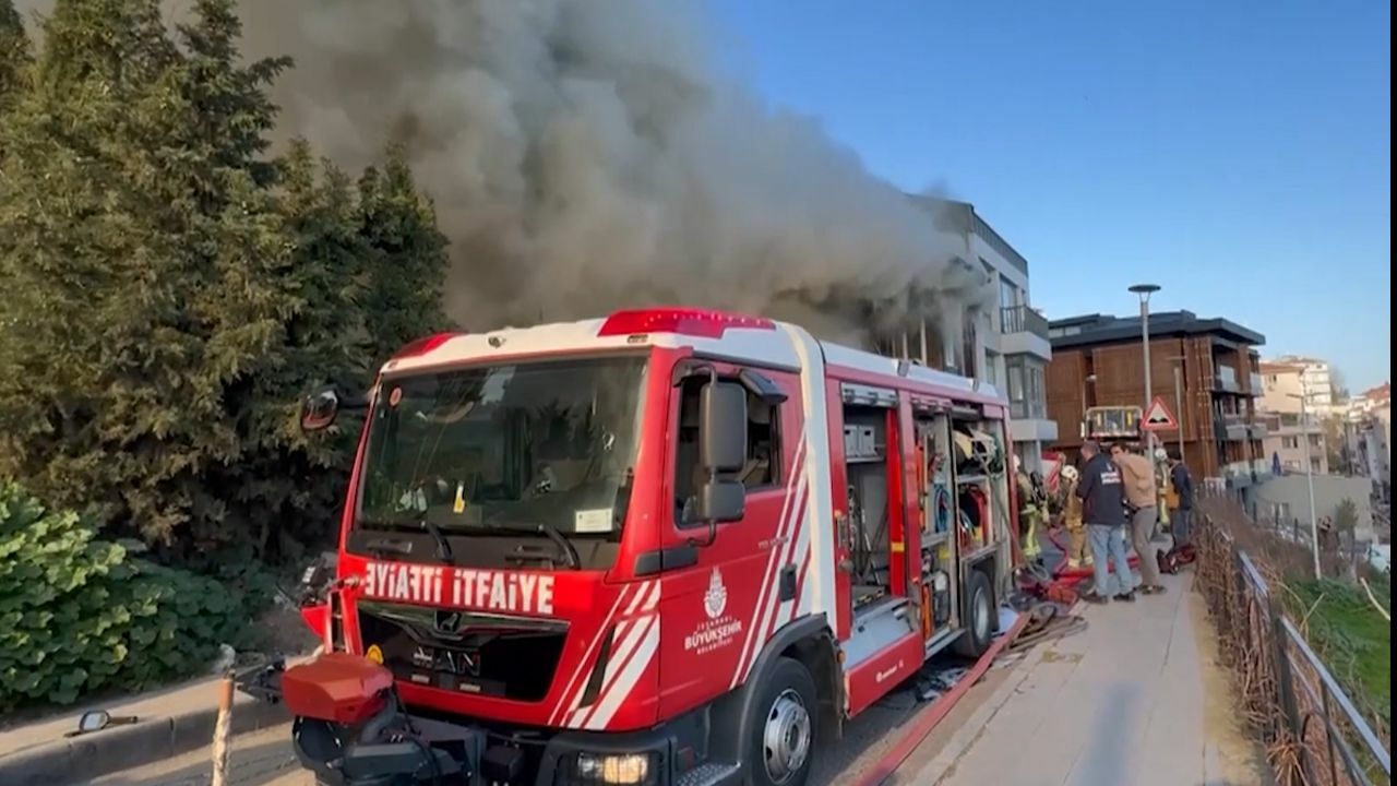 Beyoğlu'nda tarihi evde yangın! Alevler gökyüzüne yükseldi