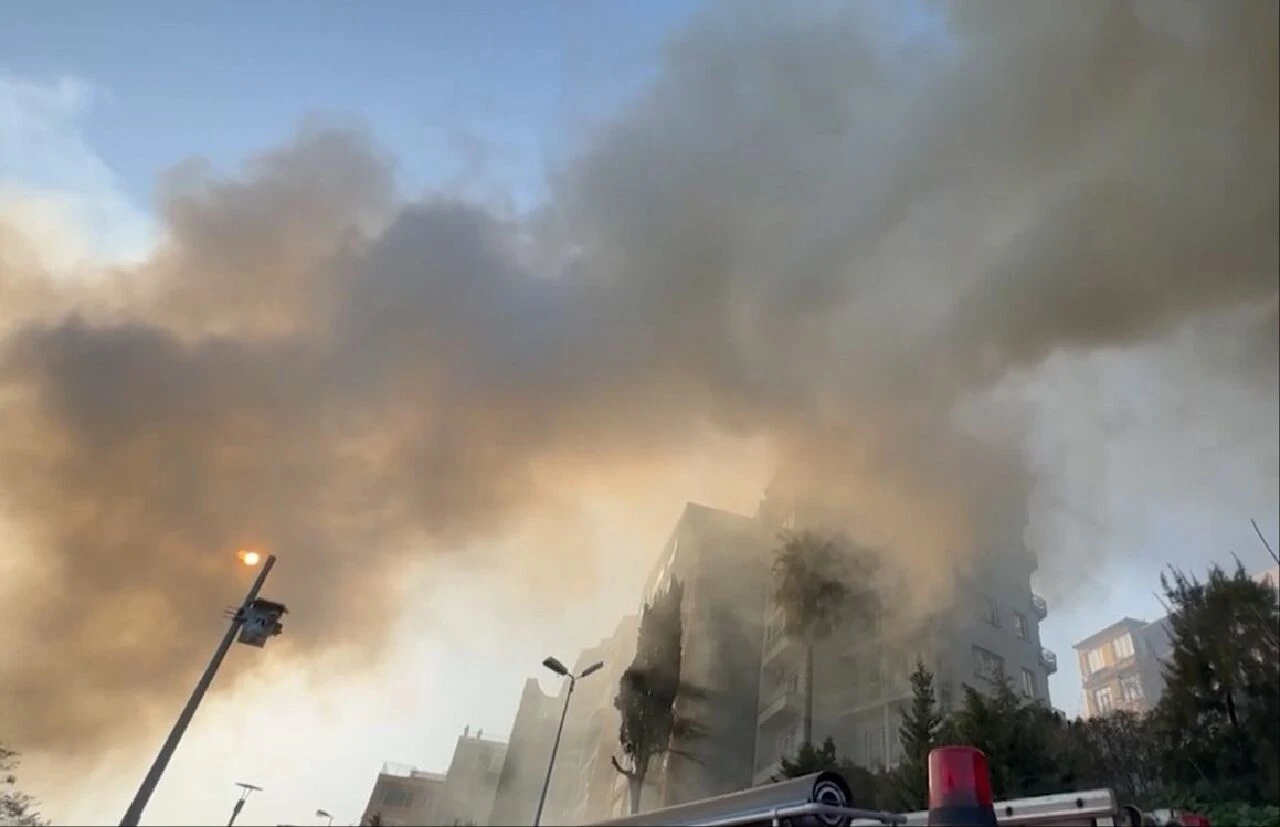 Beyoğlu'nda tarihi evde yangın! Alevler gökyüzüne yükseldi