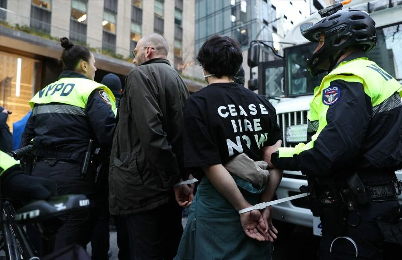 Biden'a Gazze protestosu: Canlı yayın öncesi televizyon kanalını bastılar - 1. Resim