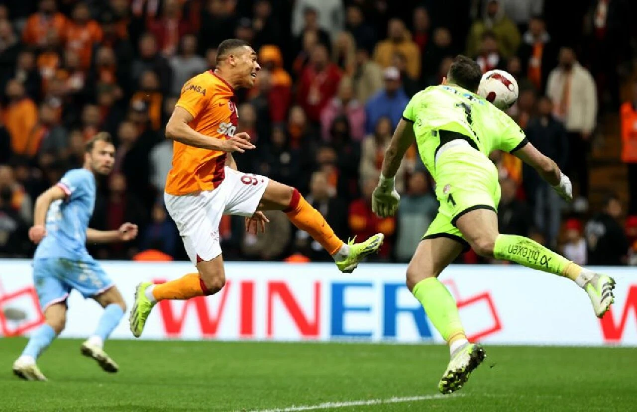 Bir VAR'mış bir yokmuş! Galatasaray-Antalyaspor maçına hakem yönetimi damga vurdu - 2. Resim