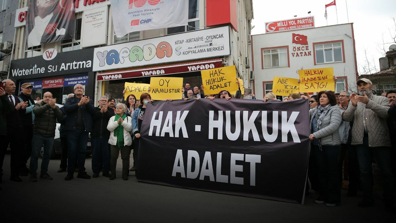 Edirne&#039;de CHP il binası önünde protesto