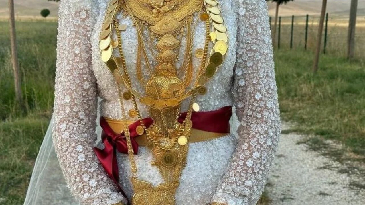 Piyasaları alt üst eden altın fiyatları düğüncüleri etkilemedi! Kaynanaların hedefinde ucuz ama şatafatlı damla altın kolyeler