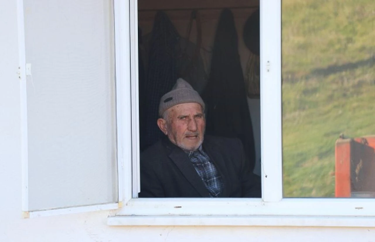 Herkes gitti bir tek o kaldı! Koca köy arkasına bakmadan göçtü - 2. Resim