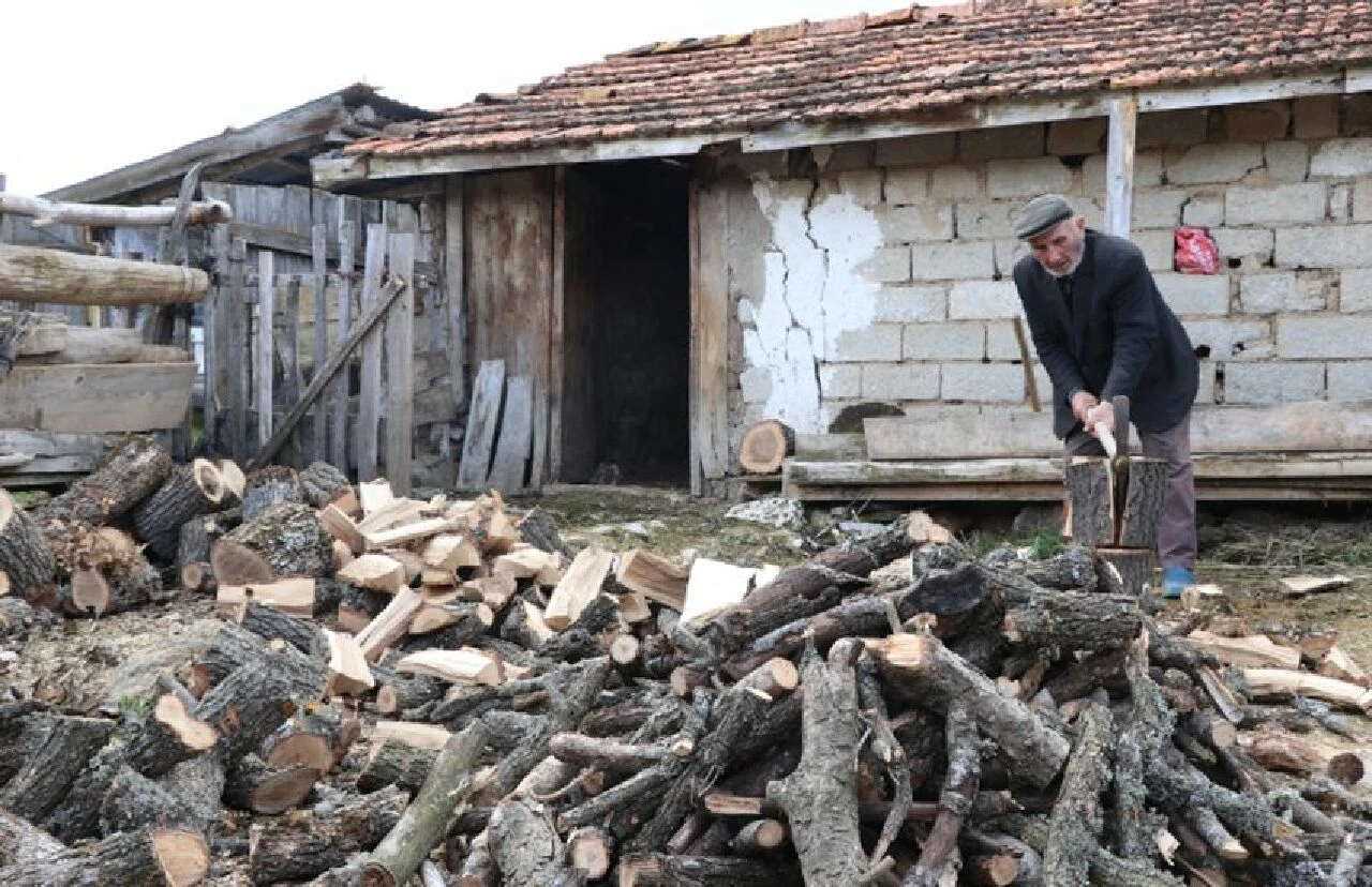 Herkes gitti bir tek o kaldı! Koca köy arkasına bakmadan göçtü - 3. Resim