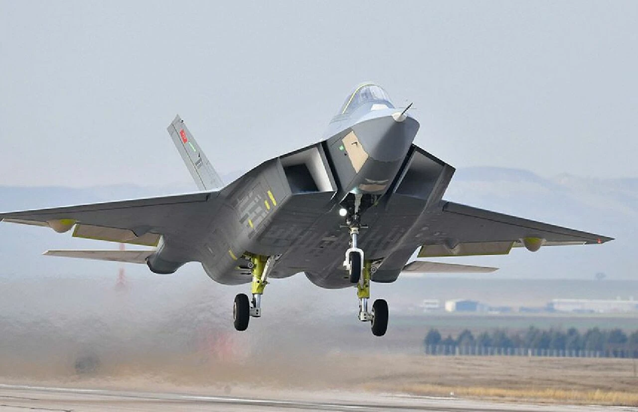 KAAN'ın sesi yeri göğü inletti! TUSAŞ nefes kesen görüntüleri paylaştı