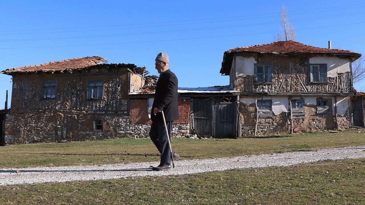 Koca köy sadece onun: Terk edilmiş köyde tek başına yaşıyor