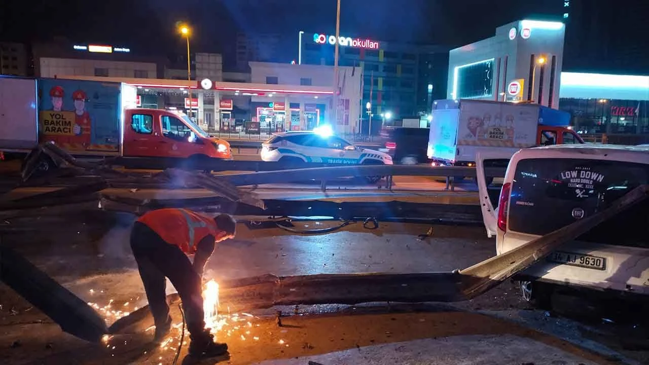 Kontrolden çıkan araç dehşet saçtı! Önce bariyerlere ardından taksiye çarptı: 4 yaralı